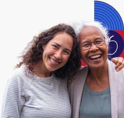 Una profesional de la salud ayuda a una mujer adulta mayor a hacer ejercicios de caminar.