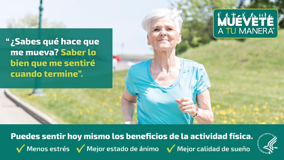 Una mujer camina junto a una cita: "¿Sabes qué hace que me mueva? Saber lo bien que me sentiré cuando termine". Puedes sentir hoy mismo los beneficios de la actividad física: Menos estrés, mejor estado de ánimo, y mejor calidad de sueño.